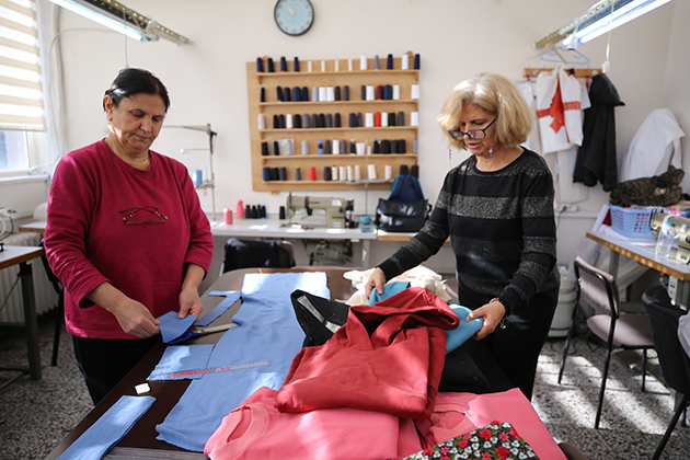 Kadınlar depremzedeler için kışlık giysi dikiyor