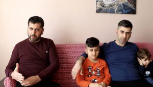 Köydeki evini depremzede aileye tahsis etti