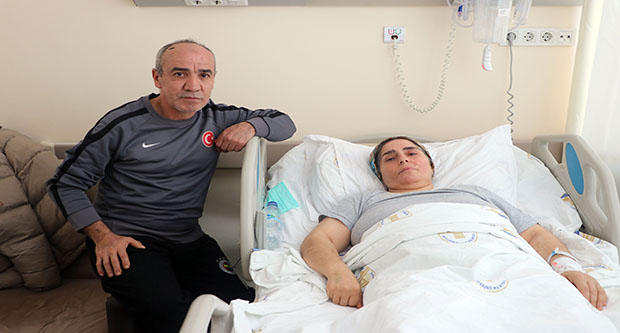 Enkazdan kurtarılan depremzedenin tedavisi  sürüyor
