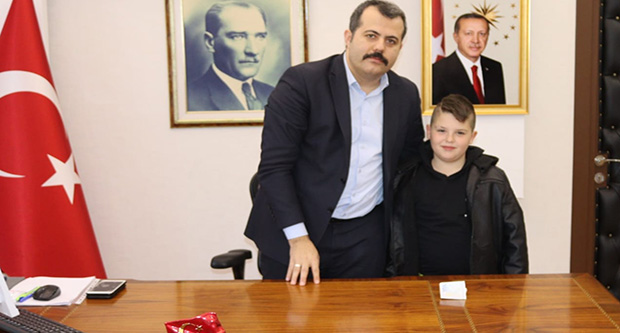 Kumbarasındaki paraları bağışladı