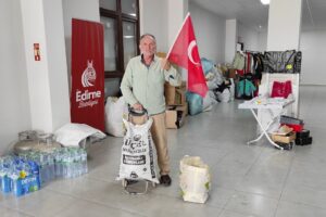 Türk bayrağı ile gelen yardımsever duygulandırdı