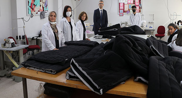 Afetzedeler için uyku tulumu dikiyorlar