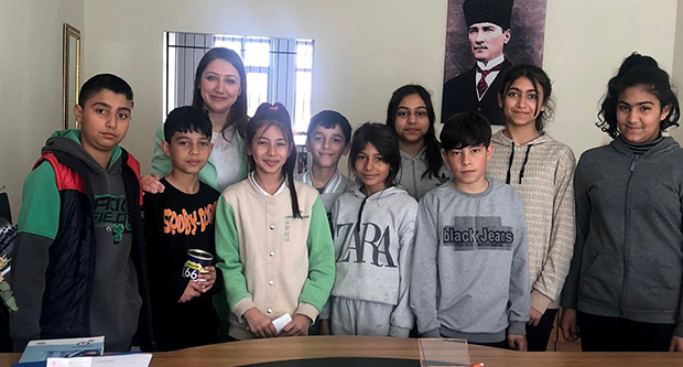 Harçlıklarıyla depremzede aileye destek oldular