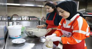 Üniversite öğrencileri depremzedelere ikramlık hazırladı