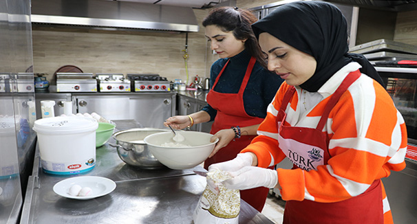 Üniversite öğrencileri depremzedelere ikramlık hazırladı
