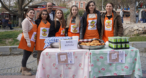 Depremzedelere konteyner alabilmek için lokma yapıp sattılar