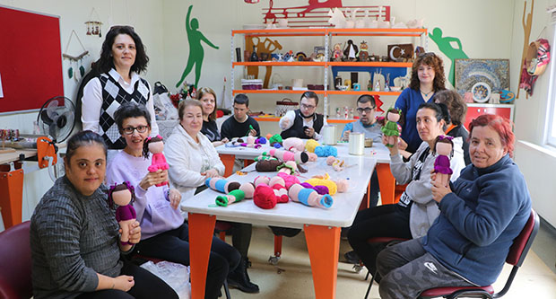Öğrenciler depremzede çocuklara oyuncak hazırlıyor