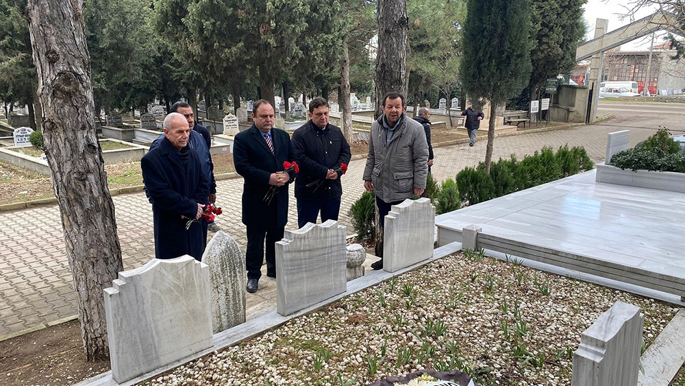 Merhum belediye başkanı mezarı başında anıldı