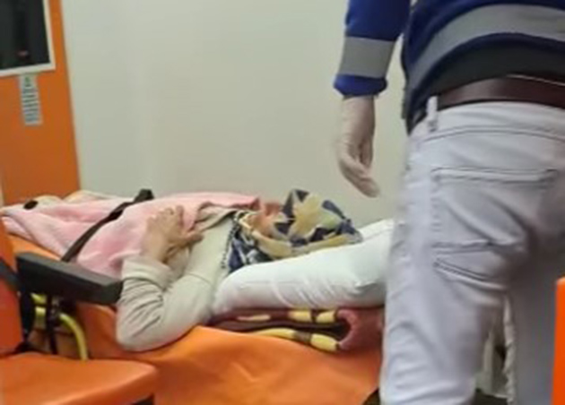 Depremde yaralanan yaşlı çift kızlarına kavuştu