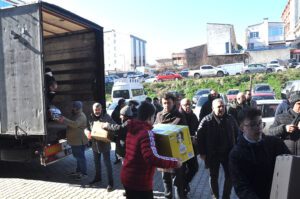 CHP yardımları depremzedelere ulaştırıyor