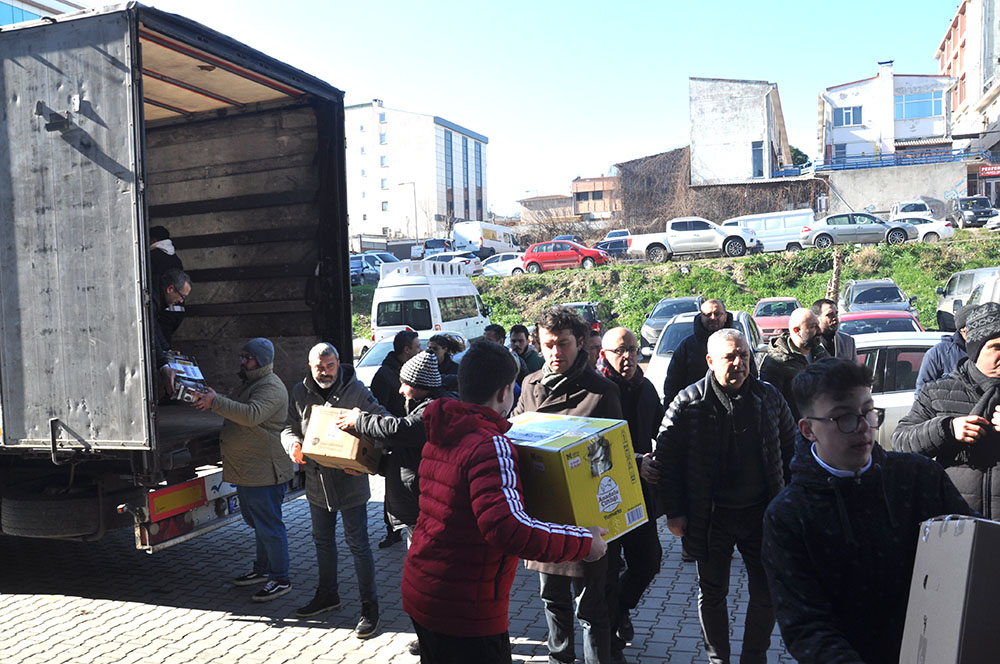 CHP yardımları depremzedelere ulaştırıyor