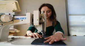 Kadınlar depremzede vatandaşlar için kıyafet dikiyor