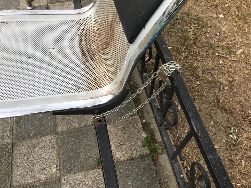 Bankı zincirle bağladılar