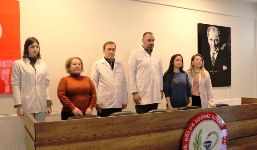 Eczacılardan depremde hayatını kaybeden meslektaşları için saygı duruşu