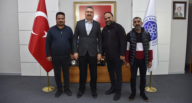 Roman müzisyenlerle bir araya geldi