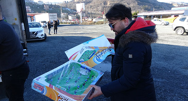 Taraftarlar depremzedelere oyuncak bağışladığı