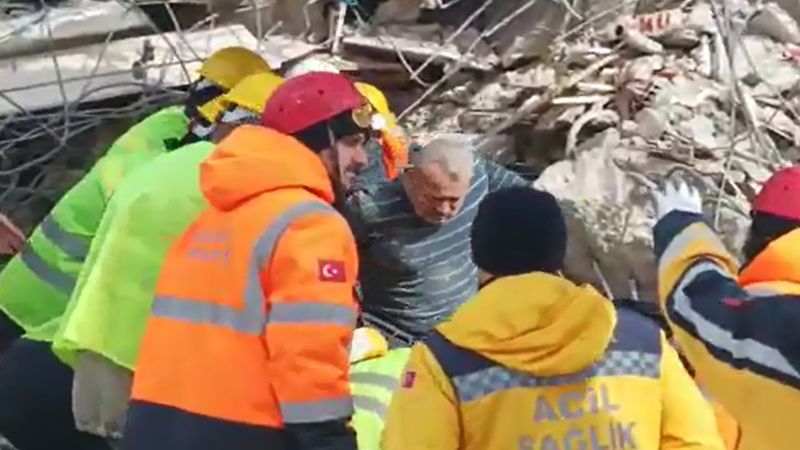 İtfaiye ekibi 1 vatandaşı enkazdan sağ çıkardı