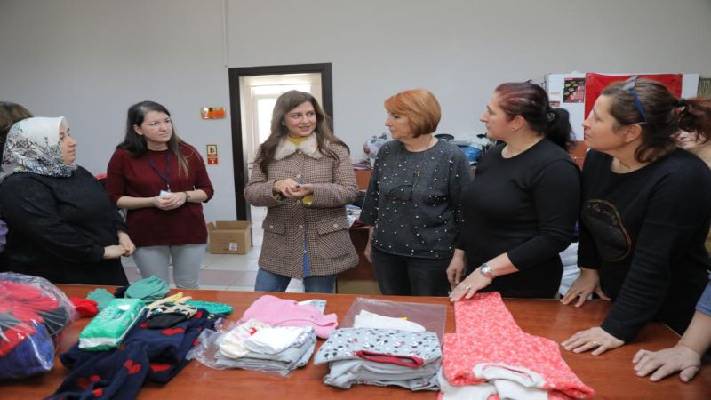 Kadınlar depremzedeler için kıyafet dikiyor