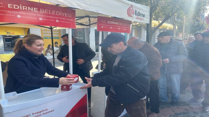 Vatandaşlara kandil simidi ikram edildi