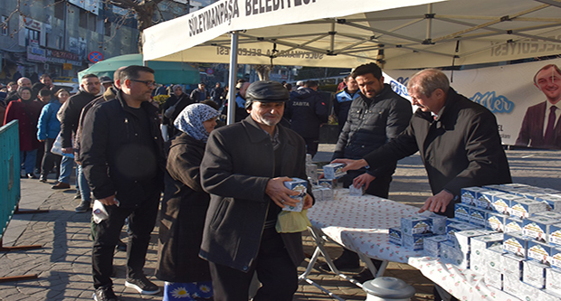 Vatandaşlara kandil simidi dağıtıldı