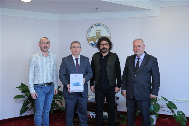 Yeni kitabını rektöre takdim etti