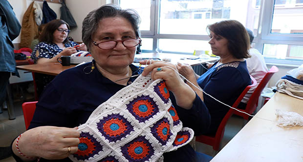 Kanseri yenen kadınlar depremzedeler için atkı örüyor