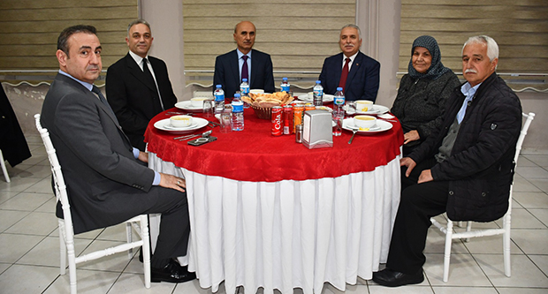 Depremzedeler ile birlikte iftar yaptı