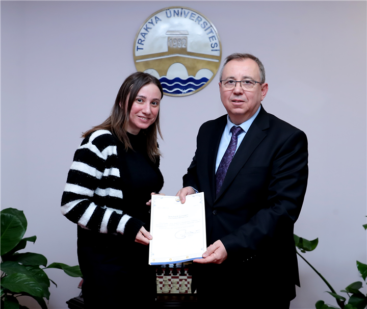 Akademisyenlere belgeleri takdim edildi