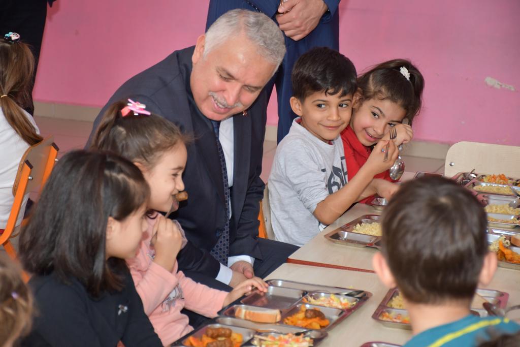 Vali çocuklarla birlikte yemek yedi