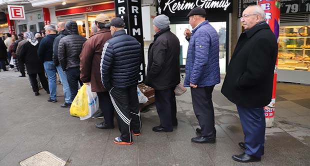 Tekirdağ’da pide kuyruğu