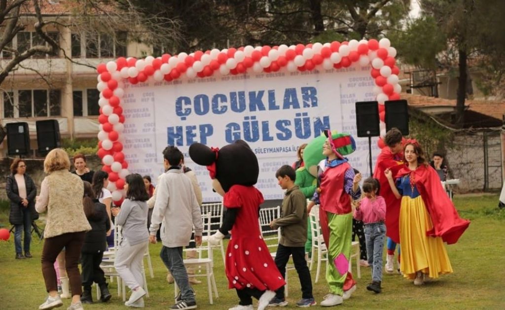 Depremzede çocuklar doyasıya eğlendi