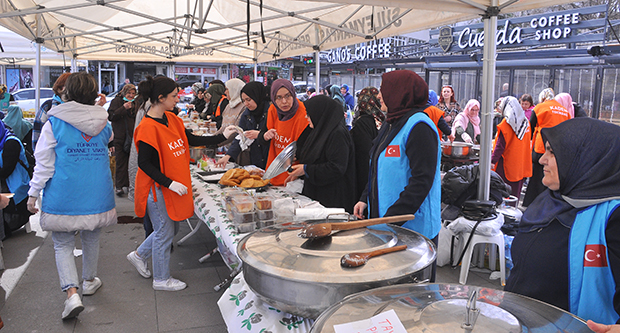 Depremzedeler için kermes düzenlendi