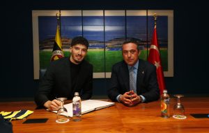 Altay Bayındır için imza töreni düzenlendi