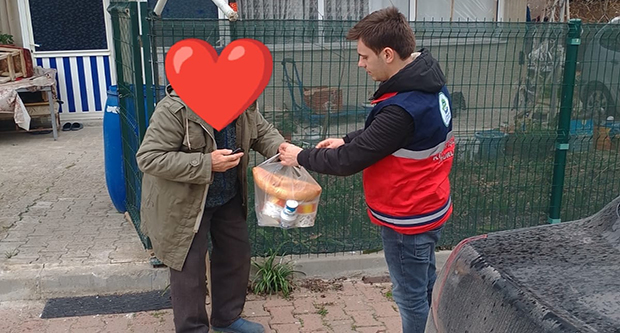 Belediyenin sıcak yemek yardımları devam ediyor