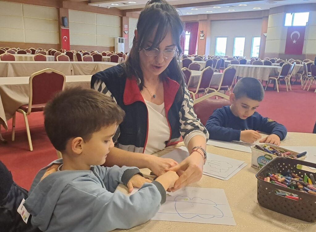 Depremzede çocuklara psikososyal destek veriyor