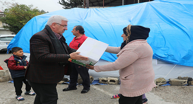 Deprem bölgesinde çadır kurup erzak dağıttı