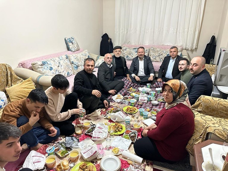 Depremzedelerin sofrasına konuk oldu