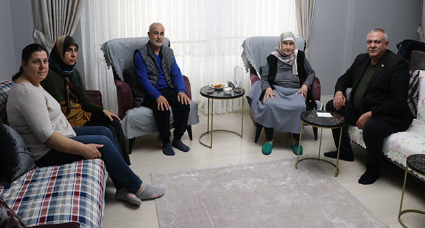 Eşyalı evini Hataylı depremzede aileye açtı