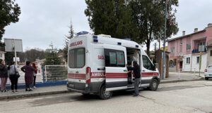 Karısını bıçakla yaraladı