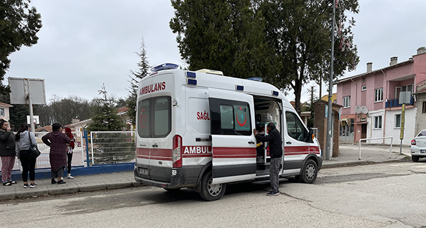 Karısını bıçakla yaraladı