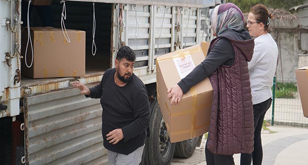 Kadınlardan depremzedeler için mutfak seti desteği