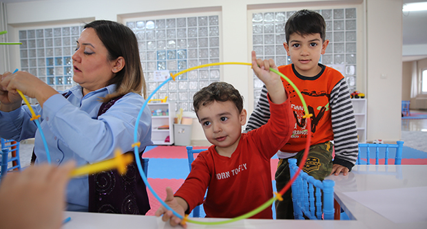 Öğrenci yurdu depremzede çocuklara okul oldu