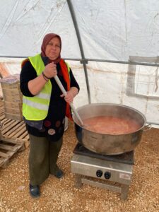 Lokanta işletmecisi afetzedelere yemek pişirdi