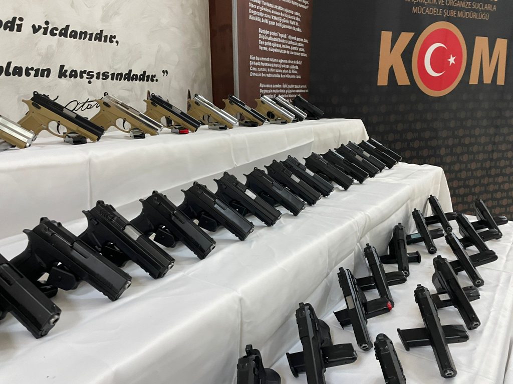 Otomobilde 59 ruhsatsız tabanca bulundu