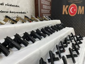 Otomobilde 59 ruhsatsız tabanca bulundu