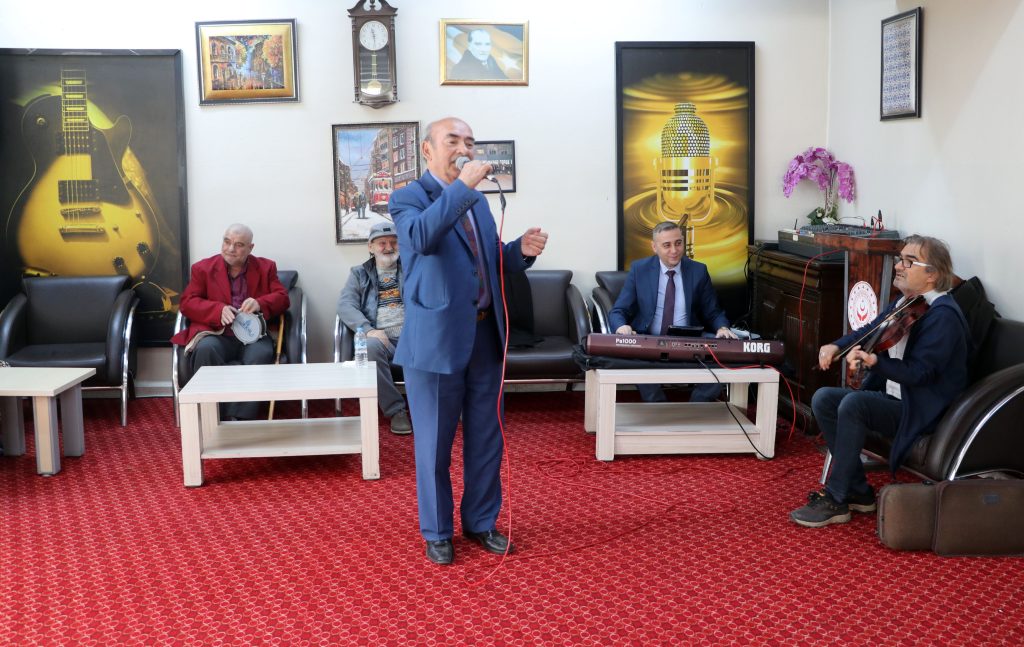 Huzurevi sakinleri müzikle sosyalleşiyor