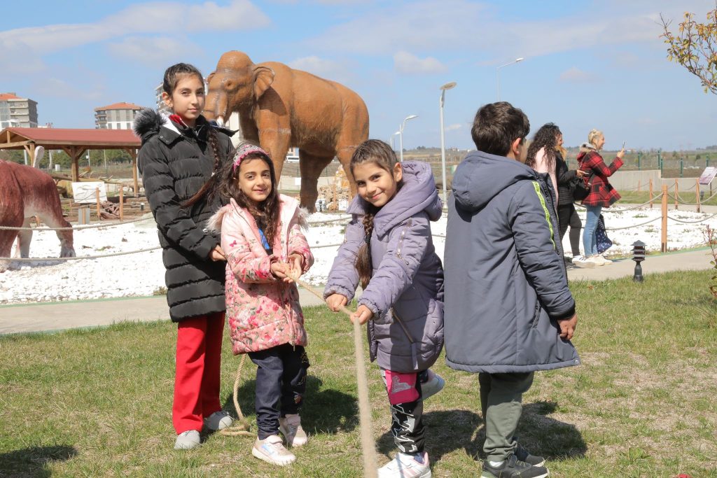 Depremzede çocuklar gönüllerince eğlendi