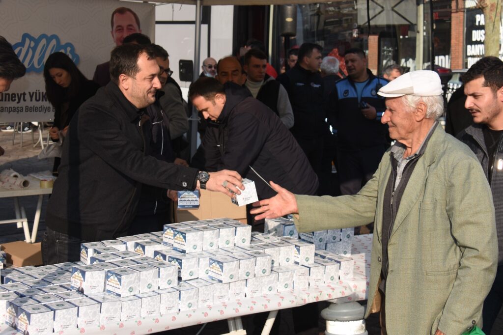 Başkan Yüksel vatandaşlara kandil simidi dağıttı