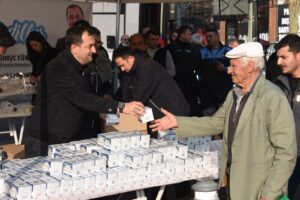 Başkan Yüksel vatandaşlara kandil simidi dağıttı