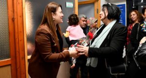 Kadınlara karanfil dağıtıldı